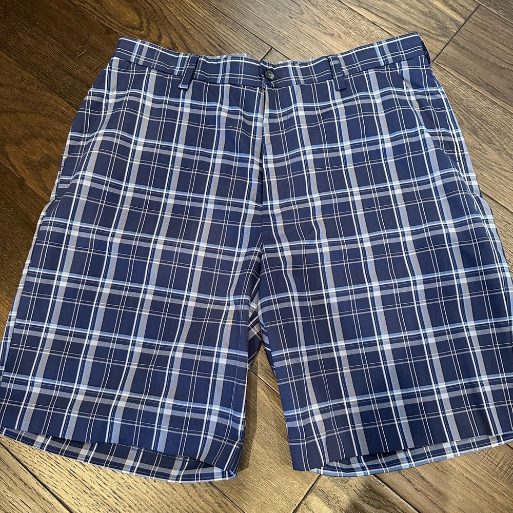 IZOD men’s golf short size 36